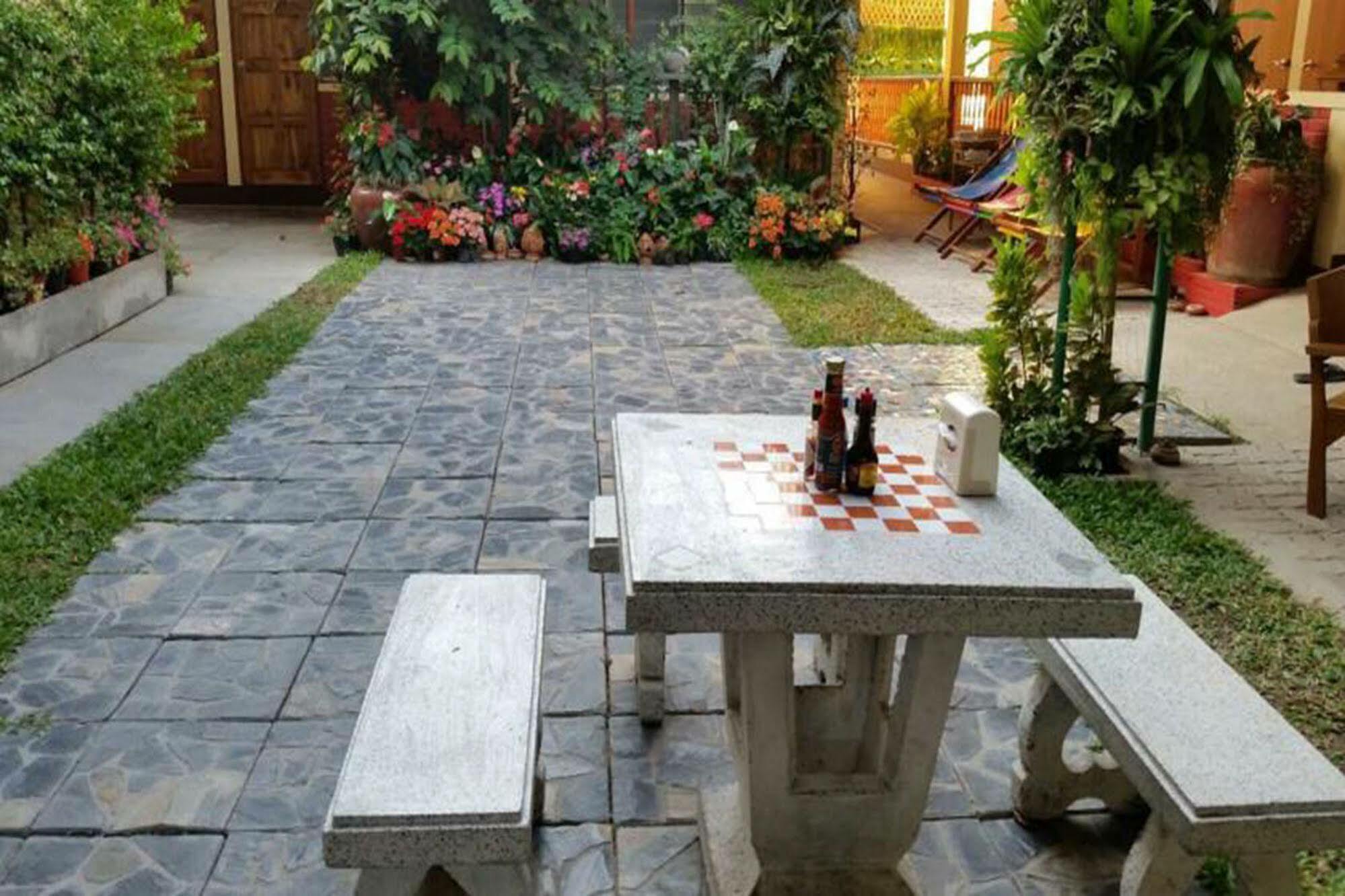 Siriwan Guesthouse Chiang Mai Exteriör bild